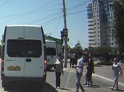 Правил больше нет: астраханские маршрутчики путают цвета на светофоре