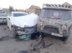 Астраханец в аварии на парковке вылетел из машины и оказался зажат собственным авто 