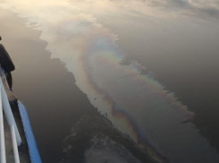 Источником загрязнения реки в центральном порту Астрахани могло стать судно из Туркменистана