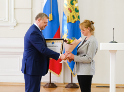 Астраханский губернатор наградил лучших коммунальщиков региона