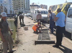 На мосту в Астрахани оперативно чинят проломленное ограждение