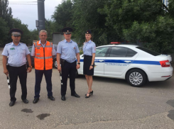 В Астрахани железнодорожники поздравили водителей с Международным днем привлечения внимания к ж/д переездам