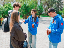 Астраханцам начали раздавать георгиевские ленты перед Днем Победы