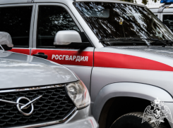 Названивал и караулил у дома: астраханца задержали за преследование девочки