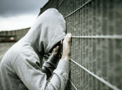 В Астрахани подросток под угрозой расправы отобрал у ровесника телефон