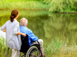 Астраханцам рассказали, как получить выплату по уходу за нетрудоспособным