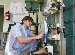 Нуждающихся в протезах астраханцев бесплатно обеспечивает местное предприятие