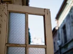 Два месяца астраханцы разворовывали квартиры детей-сирот