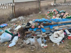 Кладбище под Астраханью превращается в свалку отходов