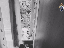 В Астрахани женщина выпала из окна квартиры и разбилась