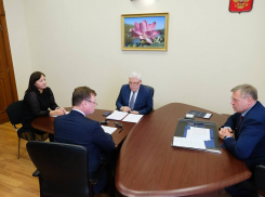 Астраханцы попросили губернатора быстрее достроить детский сад, больницы и дорогу