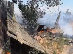 В Наримановском районе горит сухостой, запах гари движется на Астрахань