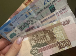 Директор астраханской школы заставляла учительниц скидываться «на занавески»