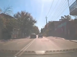 В Астрахани на узкой улице женщина-водитель совершила опасный маневр