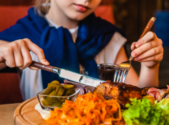 Через месяц астраханцы смогут посещать кафе и фитнес только с QR-кодом привитого 