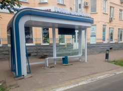 В Астрахани задержали водителя, повредившего новую остановку