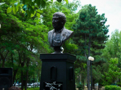 В астраханском сквере открыли бюст аварского советского поэта