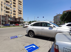 На дорогах Астрахани сорвало знаки