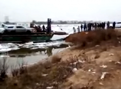 Жителям астраханских сел приходится лично тащить паром на другой берег