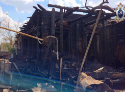 В Астрахани расследуют причины пожара, погубившего трех взрослых и ребенка