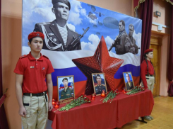 В астраханской школе № 27 открыли парту Героя России