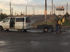 «Меня напрягают ямы»: сотрудник минстроя самостоятельно ремонтирует дороги