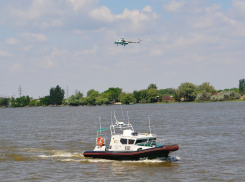 Астраханские таможенники провели учения в воздухе и на воде