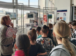 Две тематические выставки ко Дню Победы открыли на железнодорожном вокзале Астрахани