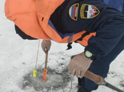 В Астрахани трое детей вышли на лед и провалились