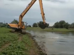 В Астраханской области не стали ждать и принялись расчищать водоем