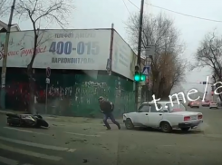 В центре Астрахани на перекрестке сбили мотоциклиста