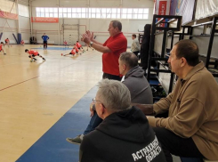 Заслуженные тренеры России дали юным астраханским гандболистам мастер-класс