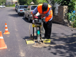 В Астрахани на ремонтируемых дорогах проверяют качество уложенного асфальта