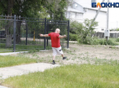 В астраханском поселке взрослые объявили войну детям из-за детских площадок, а активисты требуют от власти ремонта дорог