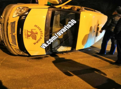 В Астрахани перевернулся инкассаторский автомобиль 