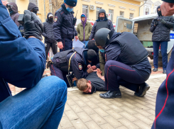 В центре Астрахани задержали мужчину, защищавшего звезду акции в поддержку Навального