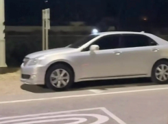 В Астрахани стреляли из элитного автомобиля и ездили со спецсигналами