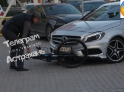 В центре Астрахани водитель «Мерса» пытался переехать велосипедиста