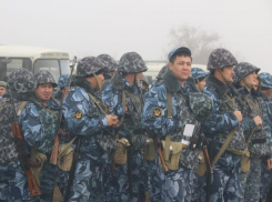 Астраханцев взволновала толпа силовиков у исправительной колонии