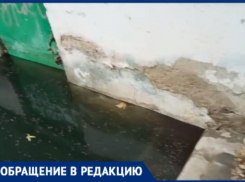 Многоквартирный дом в Астрахани разрушается из-за фекалий