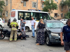 В Советском районе Астрахани внедорожник сбил мотоциклиста