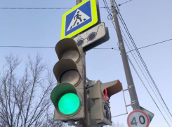 В Астрахани светофор на перекрестке заставили заговорить