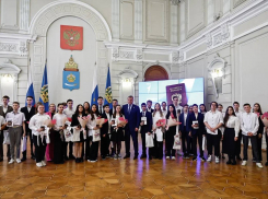 Астраханский губернатор вручил паспорта активистам «Движения первых»