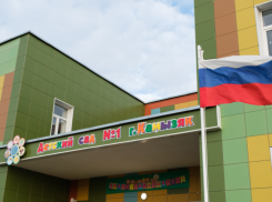 Под Астраханью открыли двухэтажный детсад с игровыми площадками