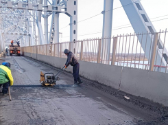 В Астрахани провели ямочный ремонт дороги на Старом мосту