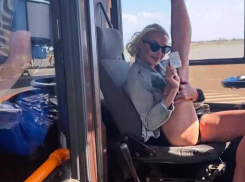 Анастасия Волочкова раздвинула ноги перед водителем автобуса в астраханском аэропорту
