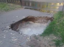 Астраханцам назвали причину провала асфальта на аллее по улице Савушкина