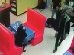 «Стоит, как чмошник смотрит»: в астраханском кафе жестоко избили трёх девушек