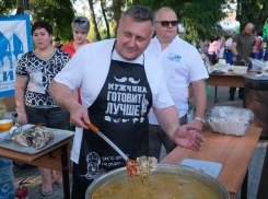 Около трех тысяч астраханцев посетили фестиваль ухи  в Трусовском районе