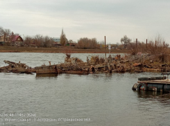 В Астраханской области из реки Прямая Болда не могли вытащить судно с 2020 года